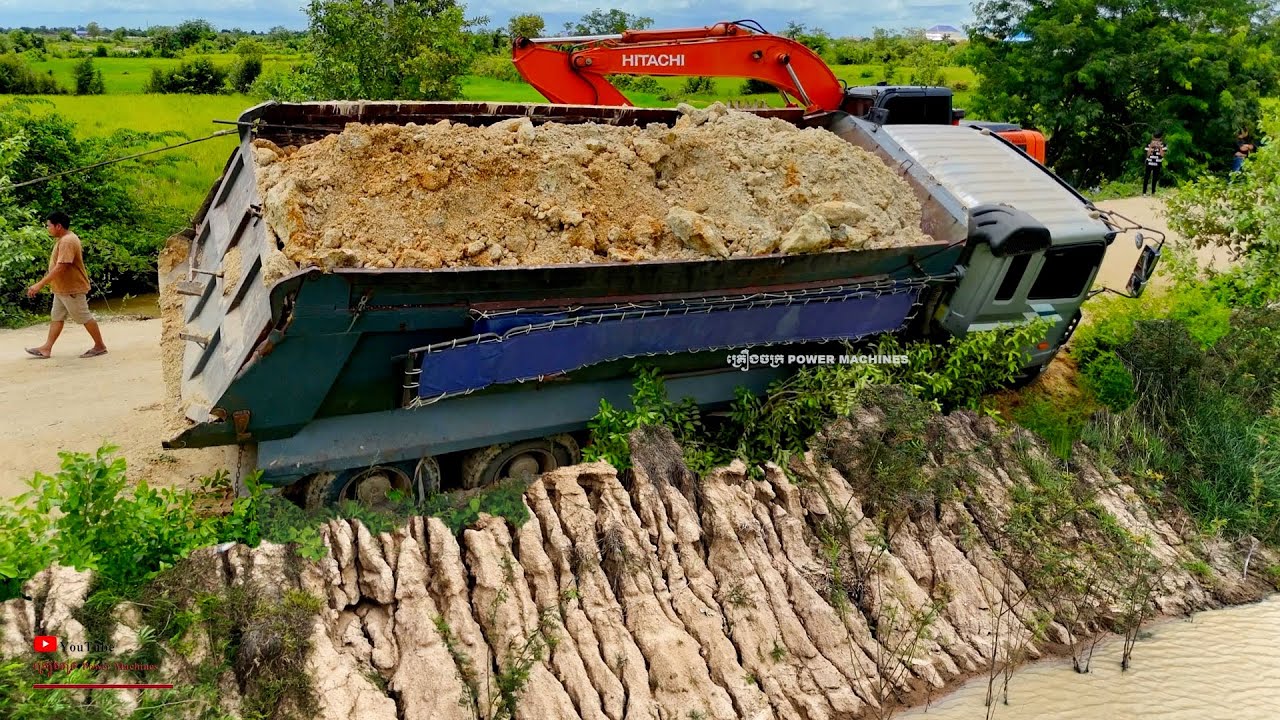 Unexpected​ Slamp​! Dumper Truck failure on Road & Recovery full With Hitachi Zaxis 210LCH Excavator
