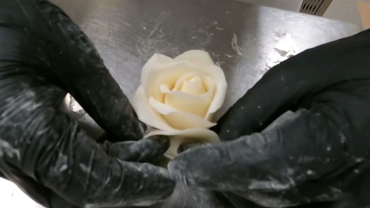 Feuilles et Roses en pastillage pour pièce montée (première partie)￼