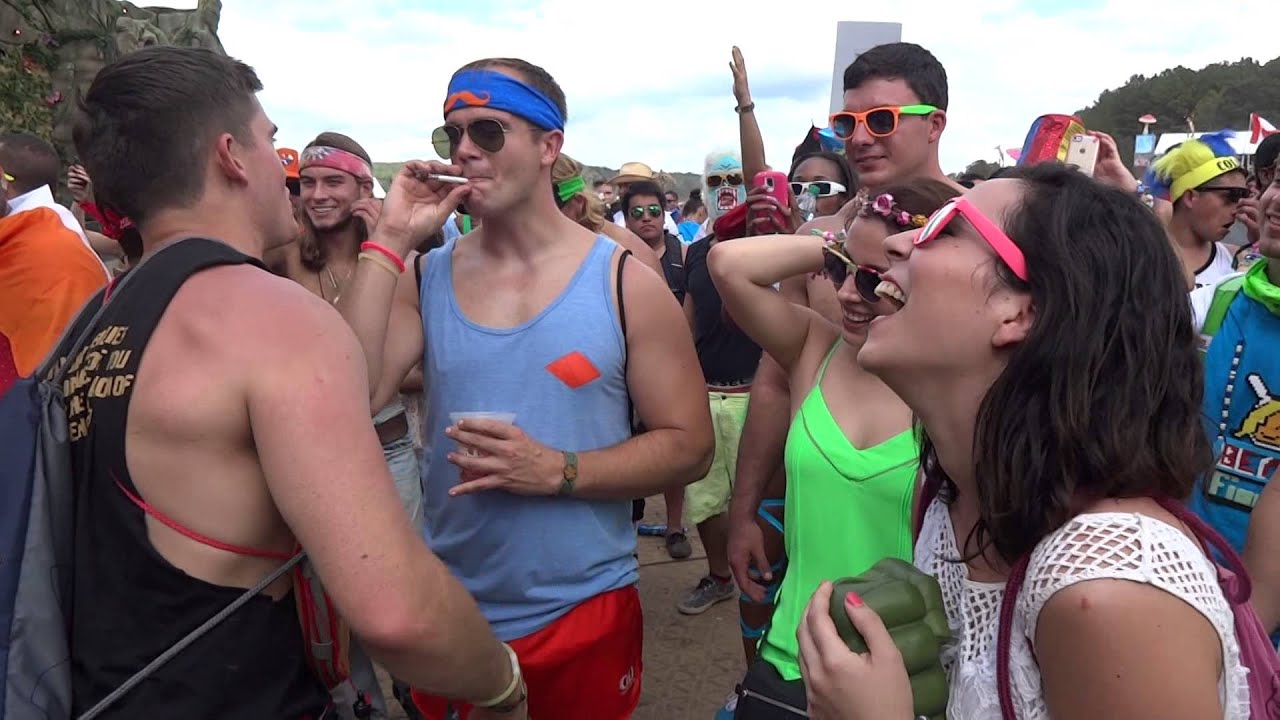 Guy let's two chicks hit him in the face at Tomorrow World 2014