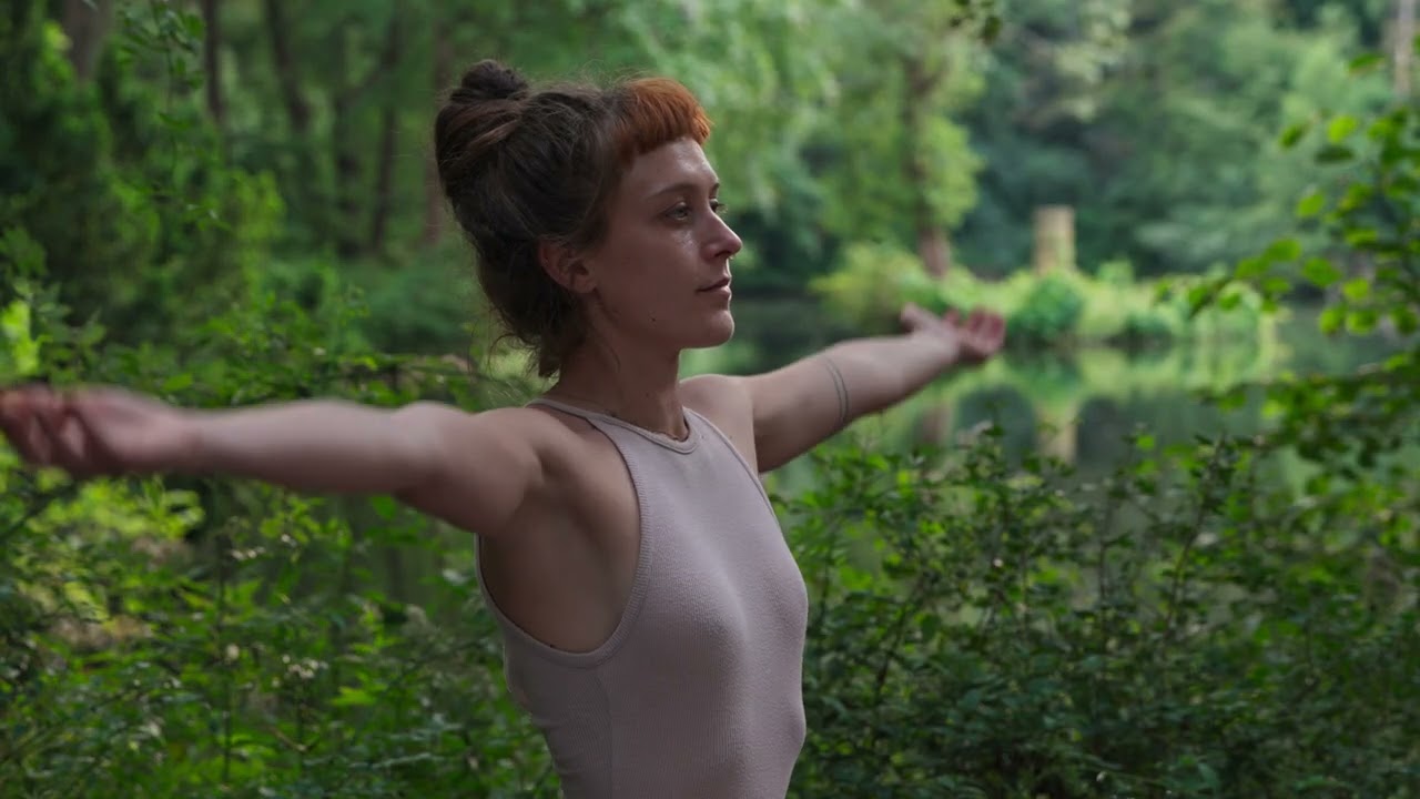 Rheuma-Yoga mit Paula - Kurze Schulter und Rückenmobilisation im Sitzen