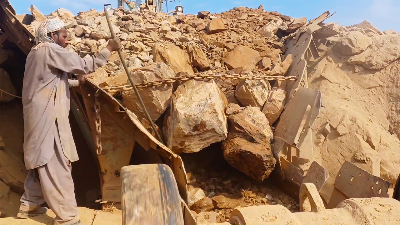 "Big Rock Crusher Machine: A Giant in Action"Big Rock Crushing: A Powerful Process"❤️