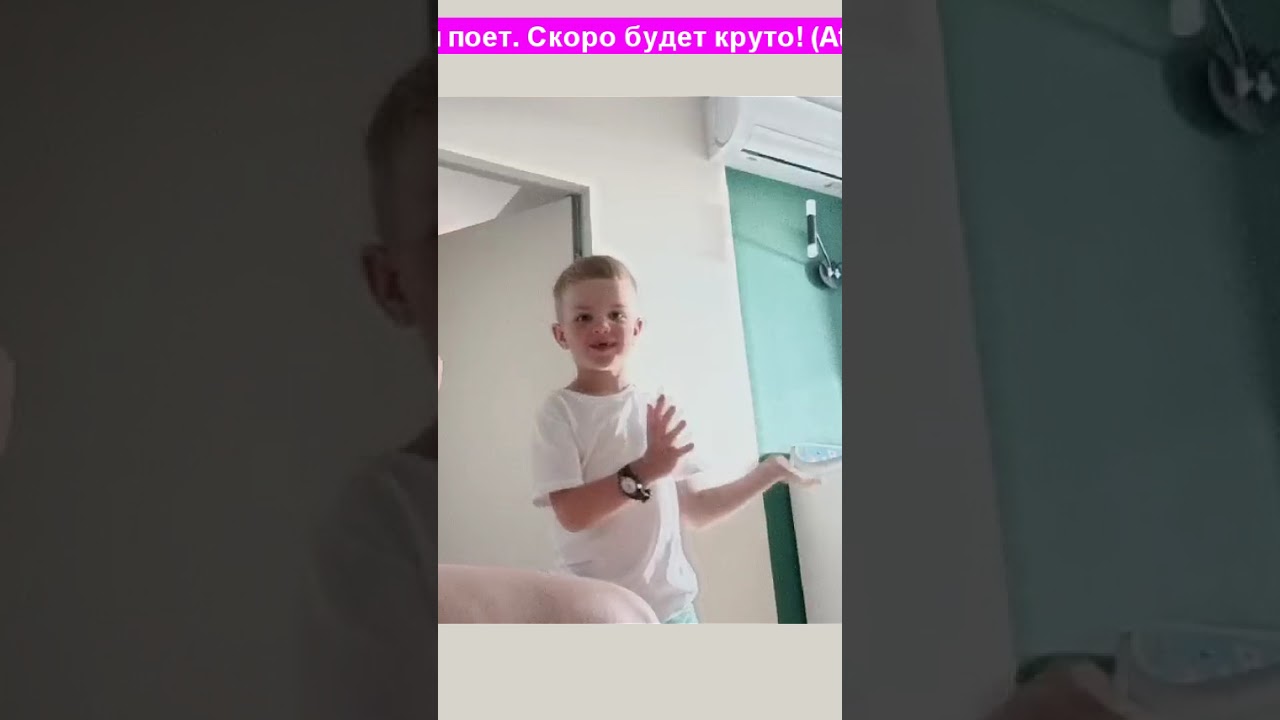 Мальчик поет, играет на гитаре|The boy sings and plays the 