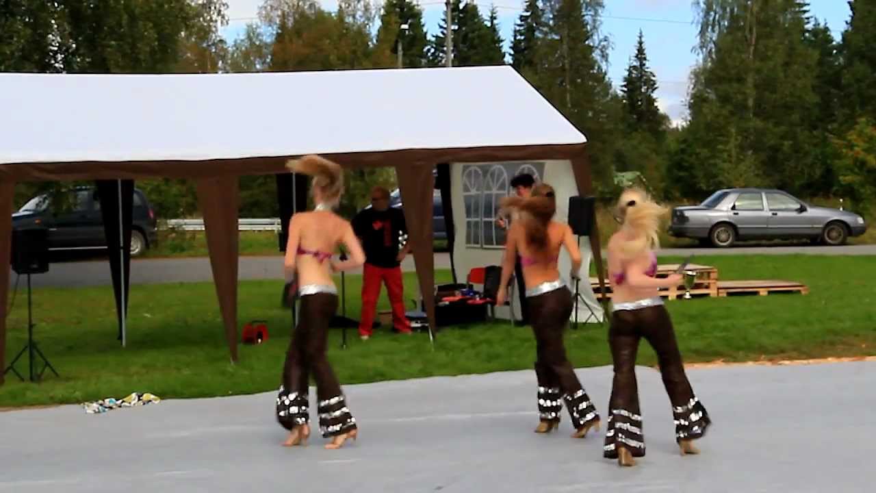 Ven&auml;l&auml;is tanssitaiteilijoiden esityksi&auml; 2. Tattikarnevaalit 25.8.2012 Kiihtelysvaara
