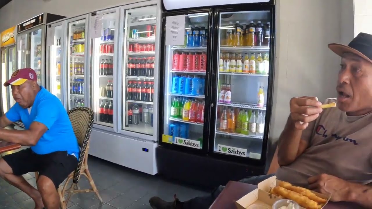 Парни с Фиджи отправились на поиски листьев таро.