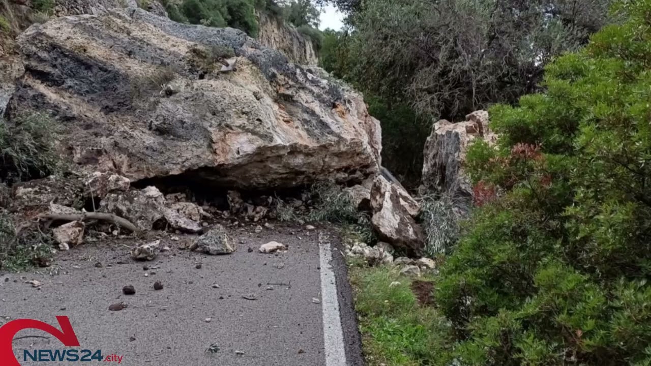 MATTINATA | Mattinata-Vieste, il masso franato sulla statale ha interdetto 40 chilometri di strada