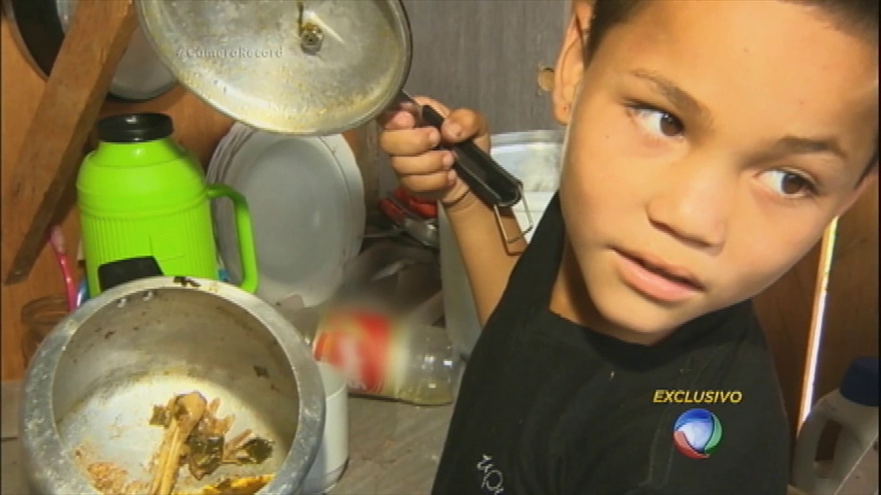Crianças se arriscam em barcos sucateados para chegar à escola