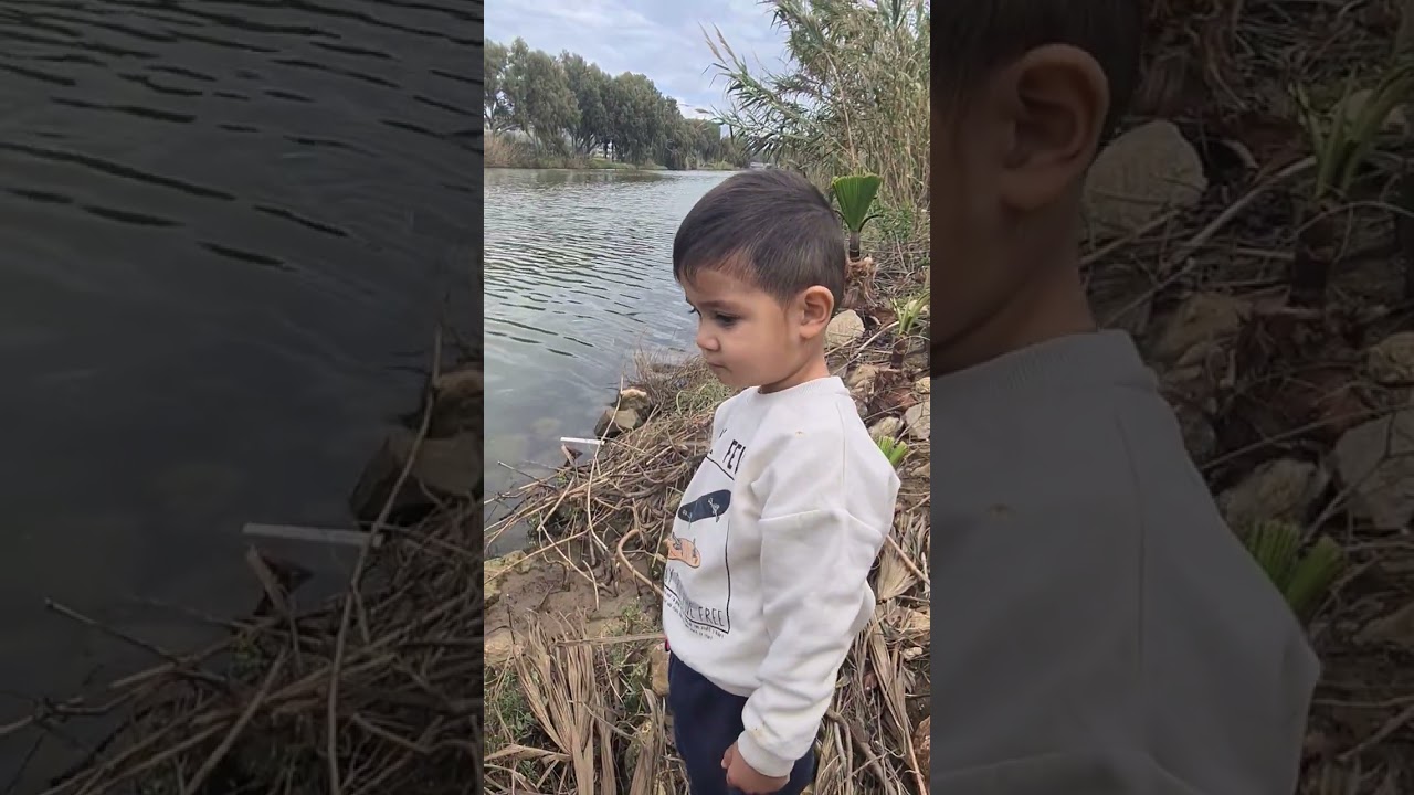 طالب في نهر اليركون يبحث عن السمك 