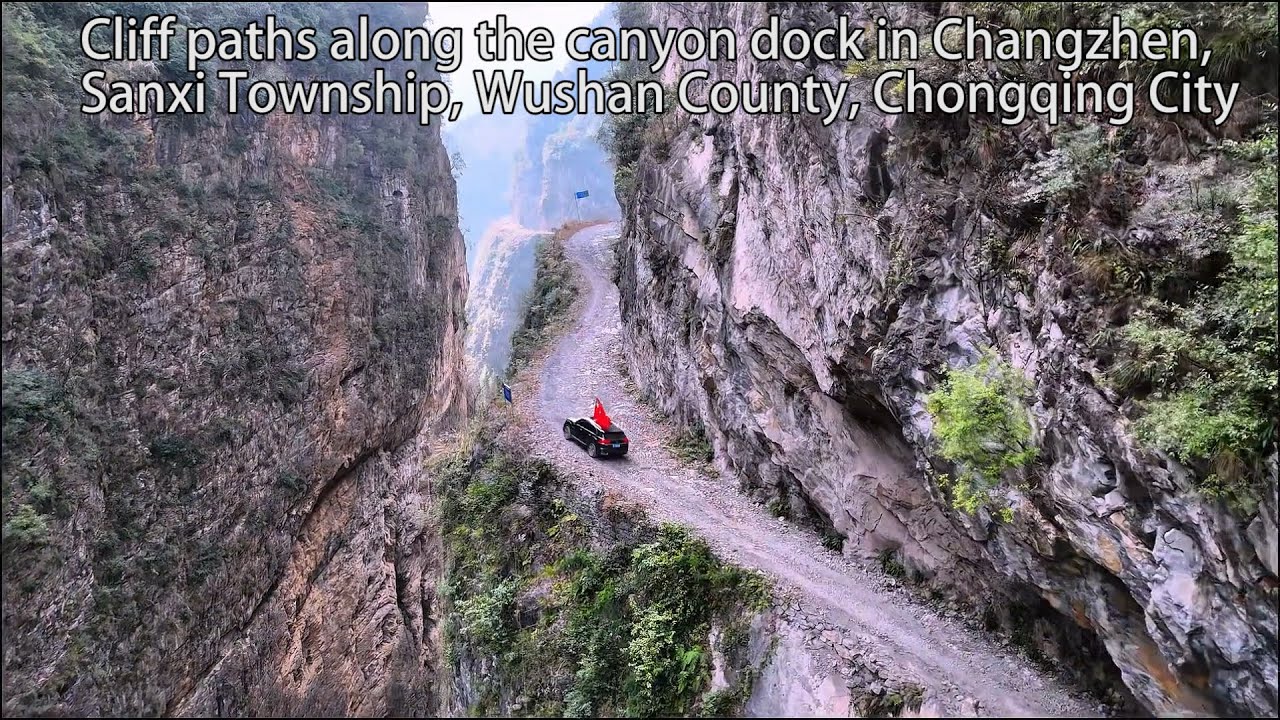 Cliff paths along the Canyon Pier in Sanxichang Town, Wushan, Chongqing, China中國重慶巫山三溪場鎮峽谷碼頭沿途的懸崖小路