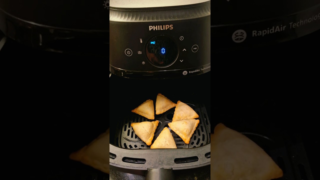 McCain samosa in airfryer #airfryer #philipsairfryer #mccains #samosa #shorts #ytshorts