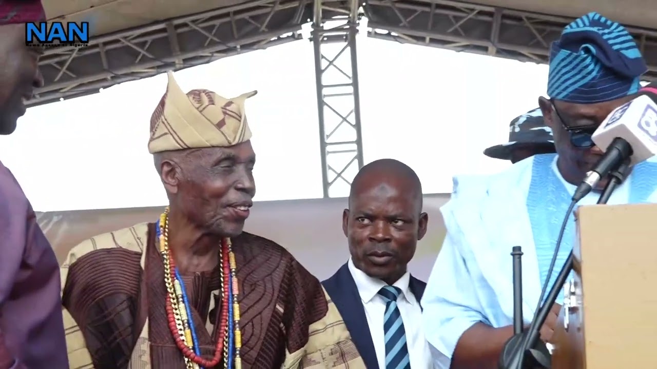 Oyo Govt presents Crowns, Instruments of Office to 14 Monarchs
