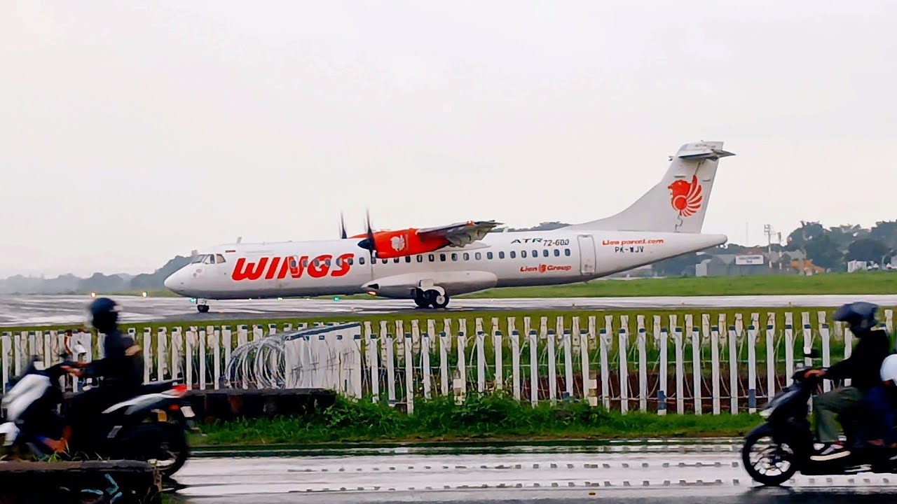 Nonton Pesawat Wings Air ATR 72-600 PK-WJV Take Off Di Pinggir Jalan Raya Bandara Adi Soemarmo