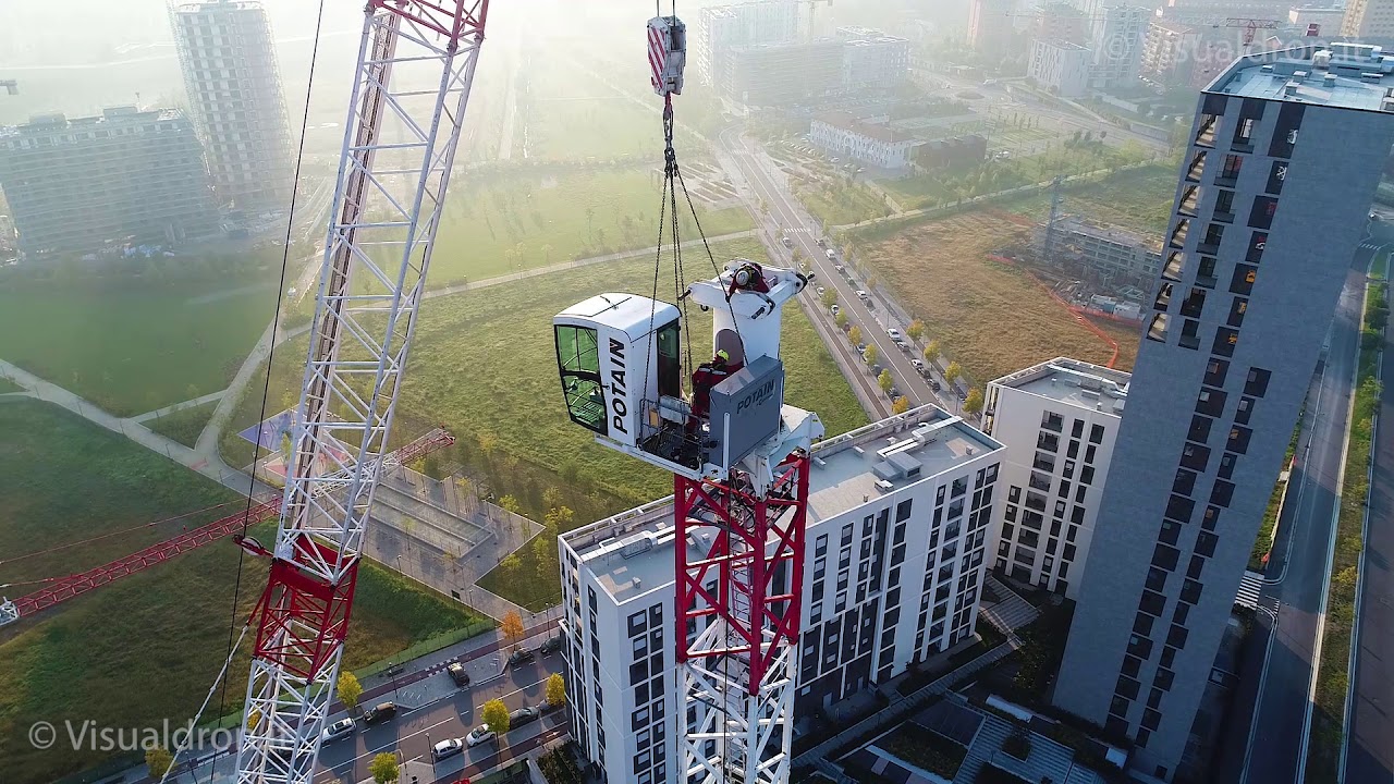 Montaggio gru ripresa da drone in cantiere edile