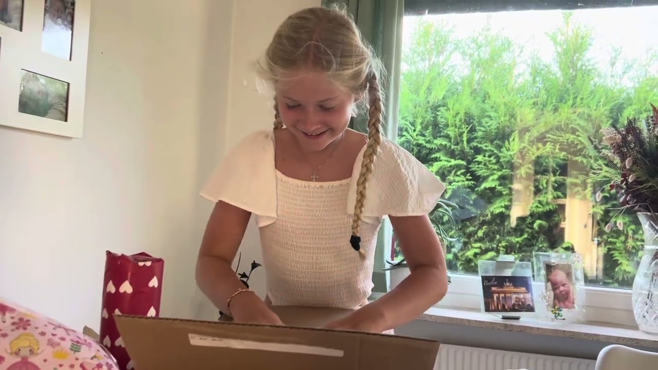 Leonora fylder år og åbner gaver