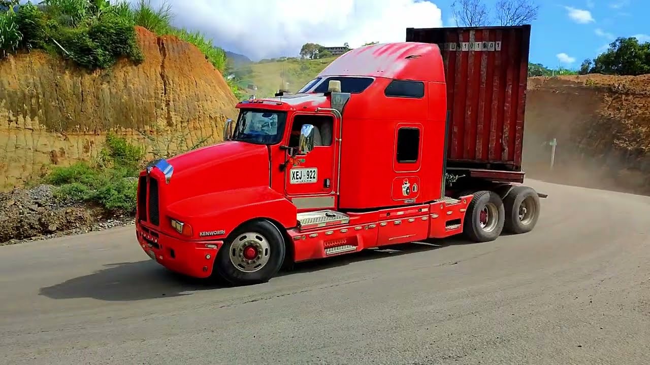 FREIGHTLINER PIERDE LA DIRECCION EN LA  CURVA MAS PELIGROSA🚧TRACTOMULAS DE COLOMBIA🌎🚦🚧