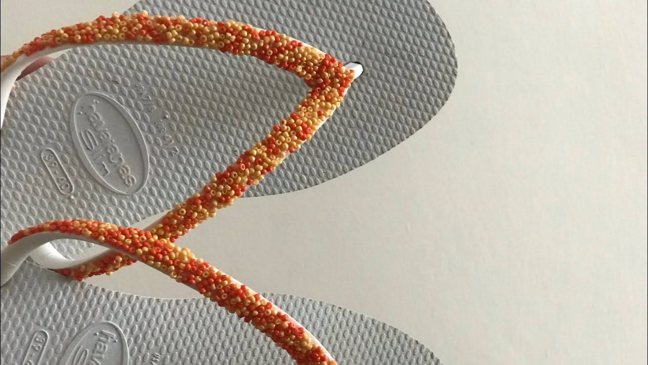 Havaianas com miçangas na correia (carnaval)/Vanessa Arteira