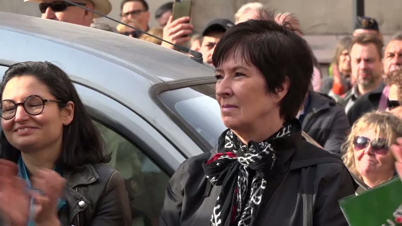 Tusentals i knytblusprotest utanför Akademiens möte - Nyheterna (TV4)