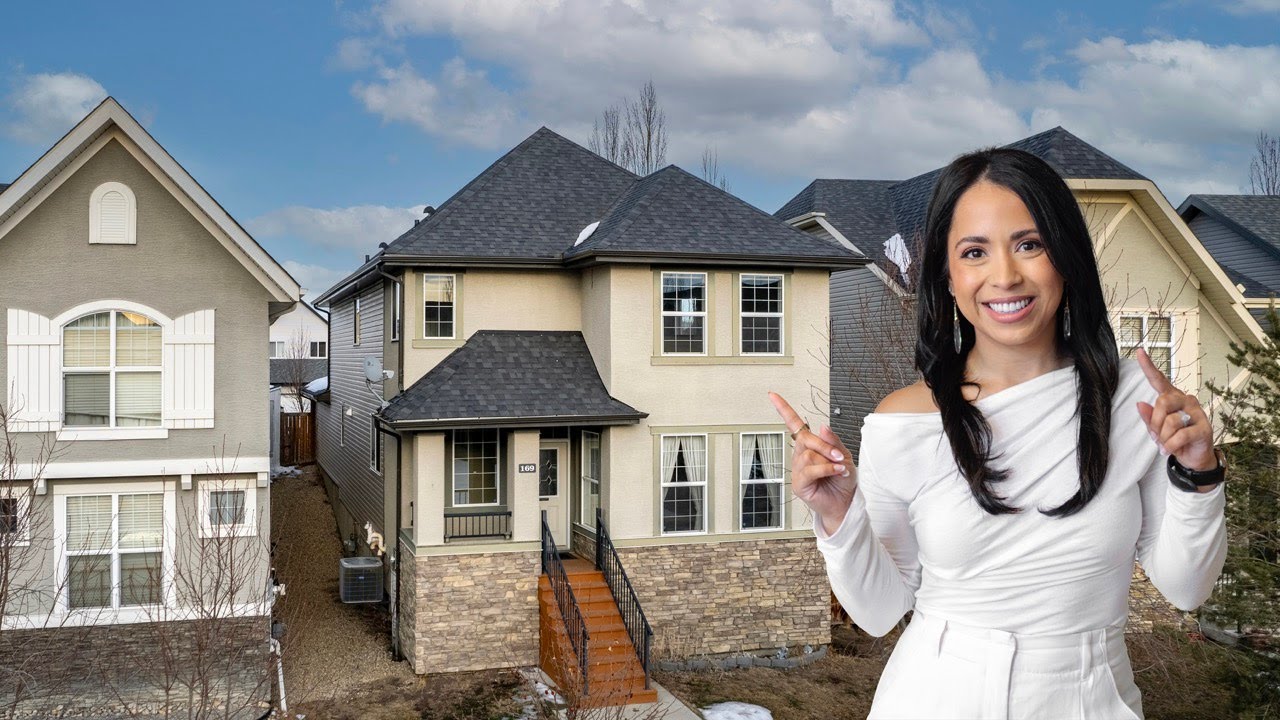 🔥 RARE Find in Cranston! 🏡 2,100+ SqFt | Oversized Garage | Must-See Home Tour!