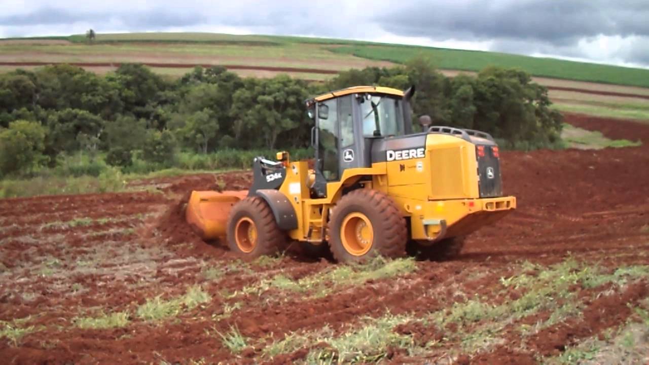 Lenadro fazendo curva de nivel com uma 524K DEERE