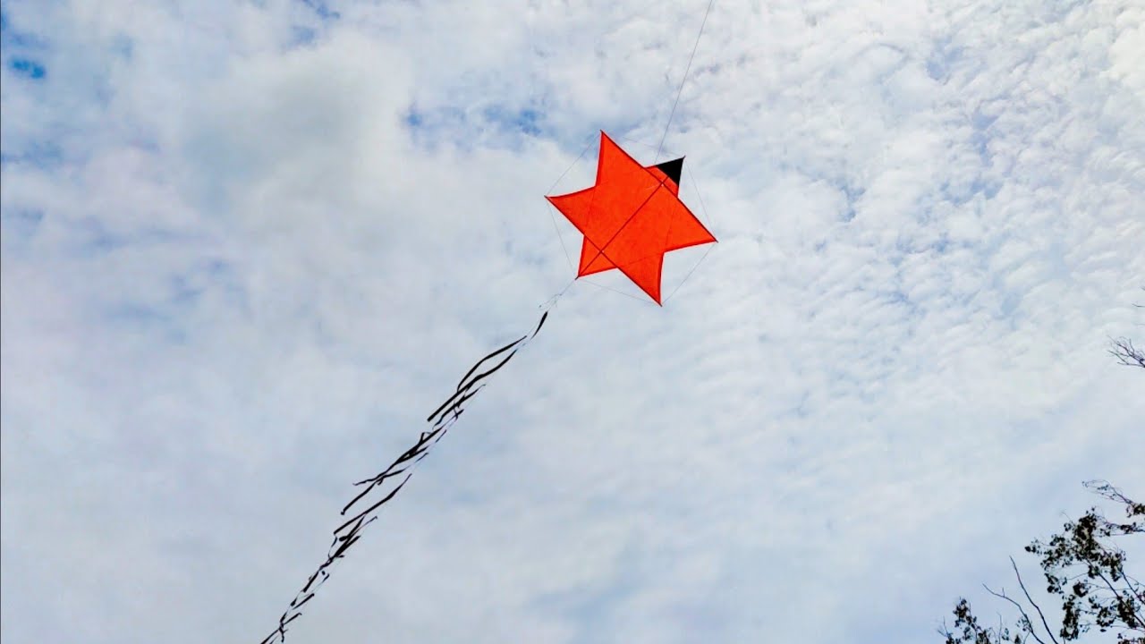 JEFINHO fazendo e testando o pipa estrela de Davi