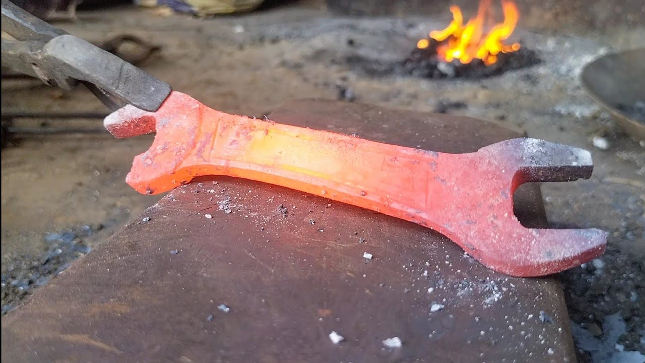 making a front round shape knife / blacksmith /