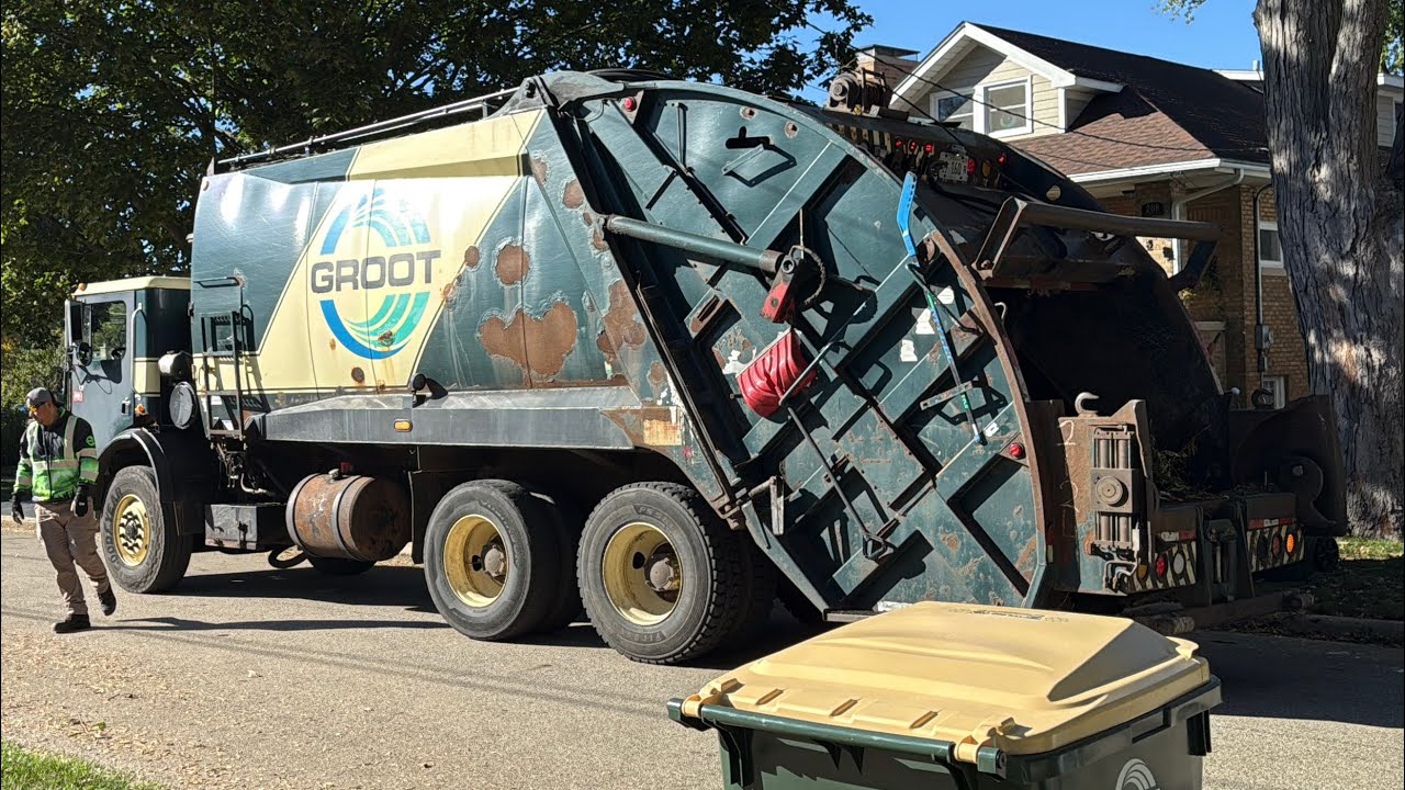 Groot Mack MR McNeilus Rear Loader Garbage Truck + Heil Curotto Can