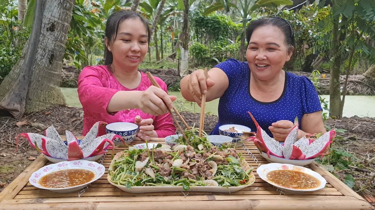 Ra Vườn Hái Mớ Rau Càng Cua Mẹ Đem Bóp Giấm Ăn Cùng Bò Tái Ngon Ơi Là Ngon | Bếp Quê Mẹ Nấu T33