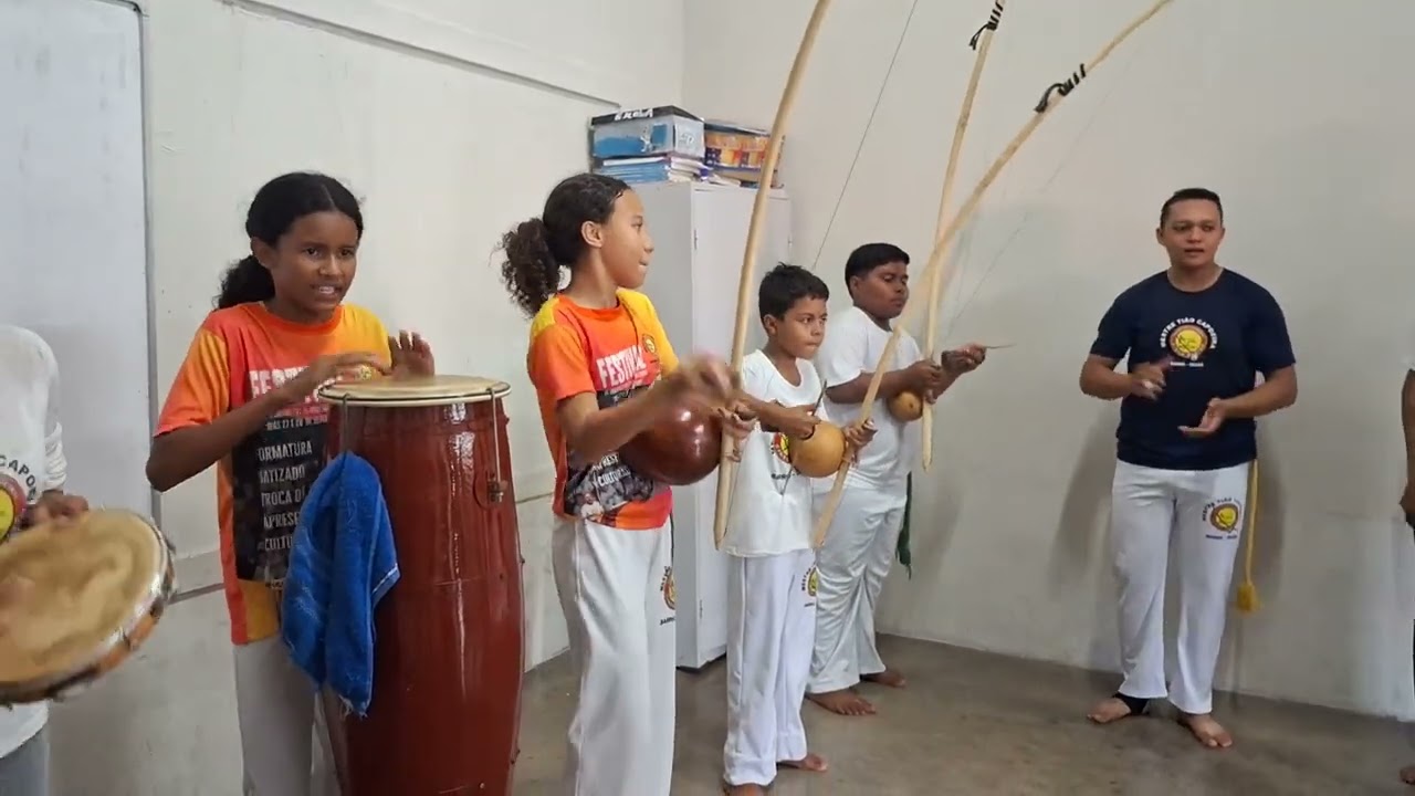 Criançada dando um show na bateria da Escola de Capoeira Ginga Menino