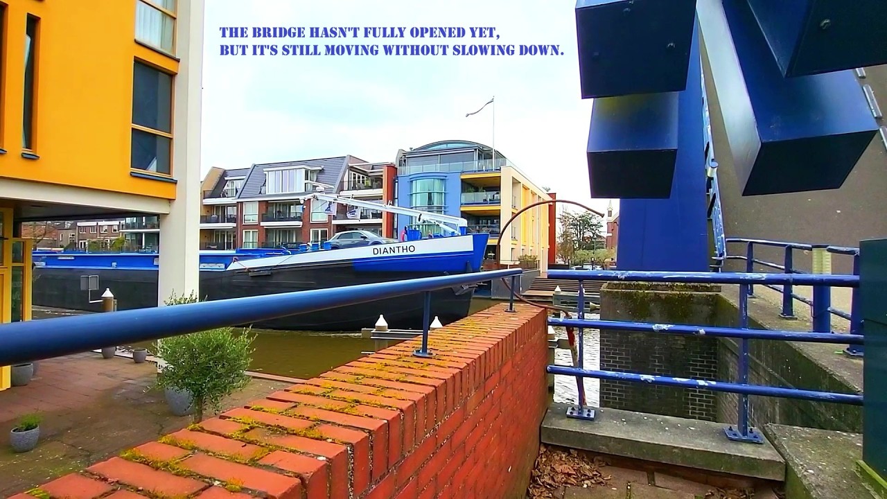 ДИАНТО, 1978. Речной пароход проходит через три голландских моста. Старые баржи и корабли.