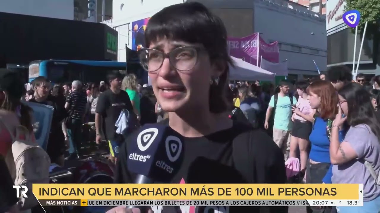 Una multitud marchó en Rosario y colmó el Monumento en defensa de la universidad pública