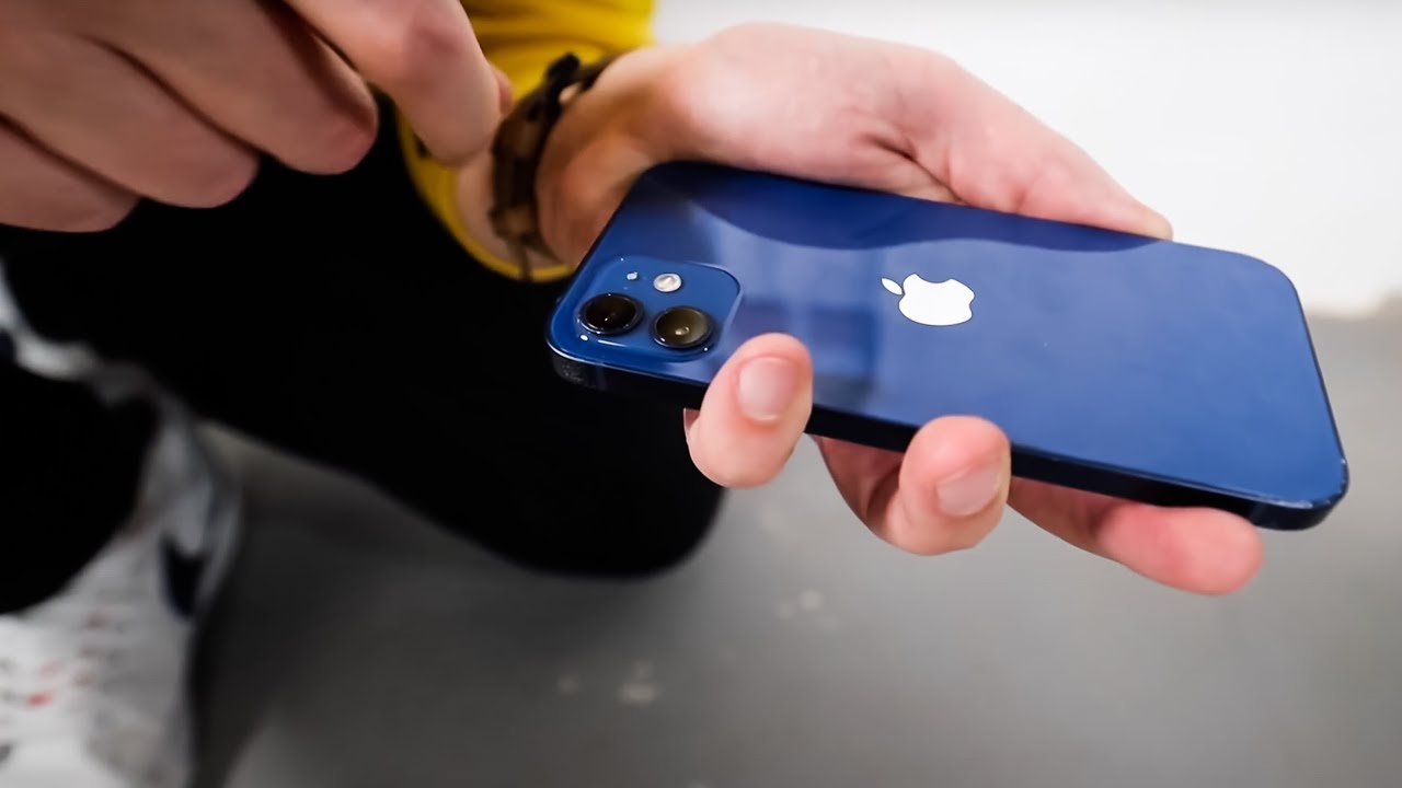 Ile razy trzeba zrzucić iPhone'a 12 z czterech metr&oacute;w? iPhone 12 i Samsung s20