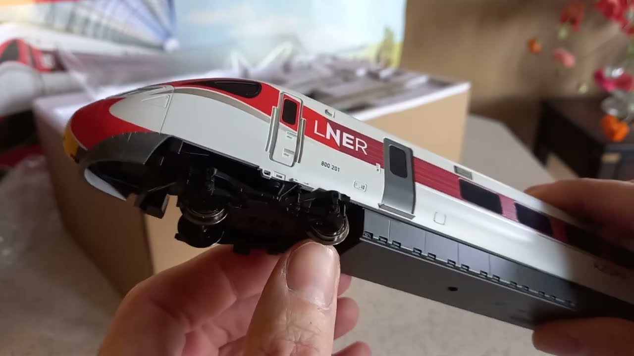 1. Hornby's new 00 gauge Azuma Train Set, Setting-Up and Analysis
