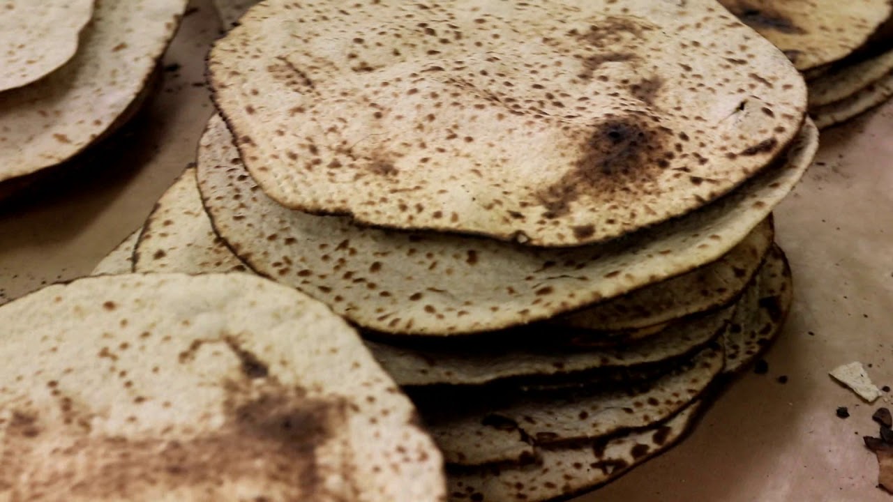 A Matzo In Oiven Arein - (Michoel Schnitzler)