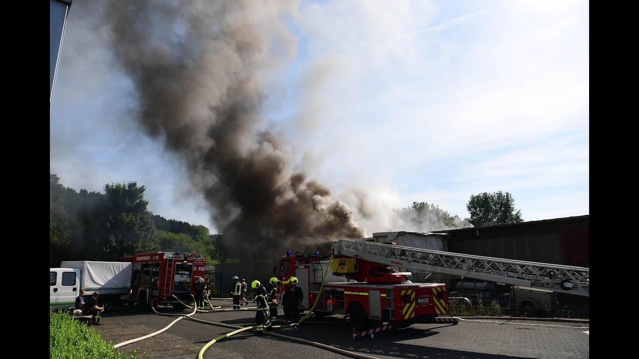 Großbrand in einer Lagerhalle in Windeck-Dattenfeld