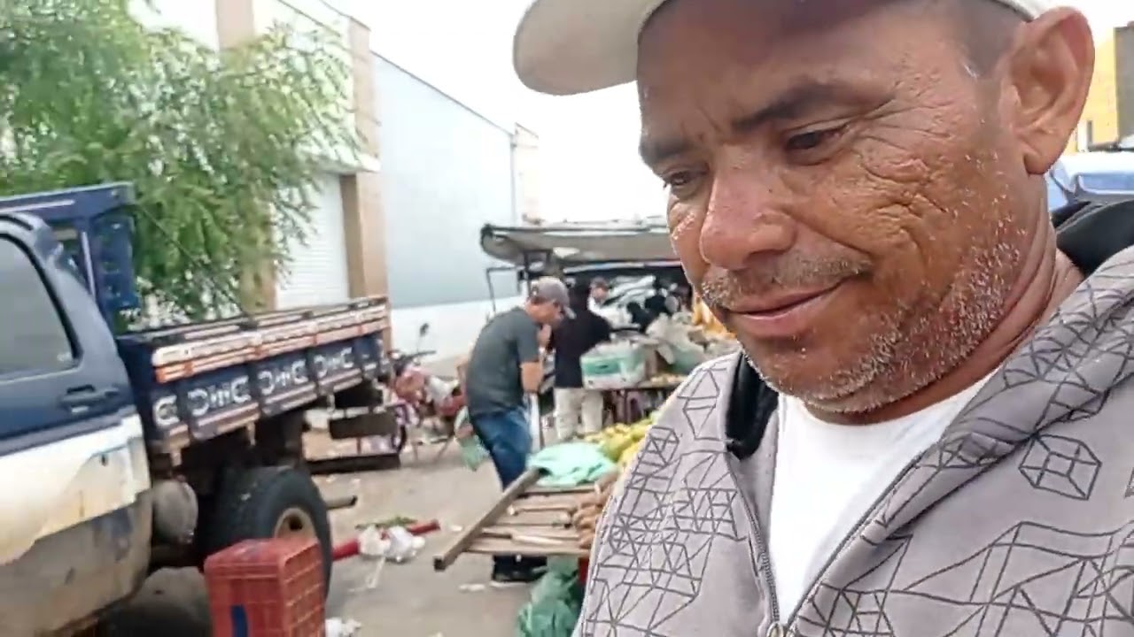 MOSTRANDO A FEIRA LIVRE NA SARAÍVA E CONVERSANDO COM ALGUMAS PESSOAS.