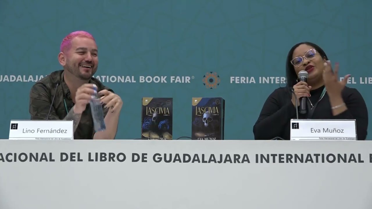 Eva Muñoz en la presentación del libro TRILOGÍA PECADOS PLACENTEROS en Fil Gdl. 2022