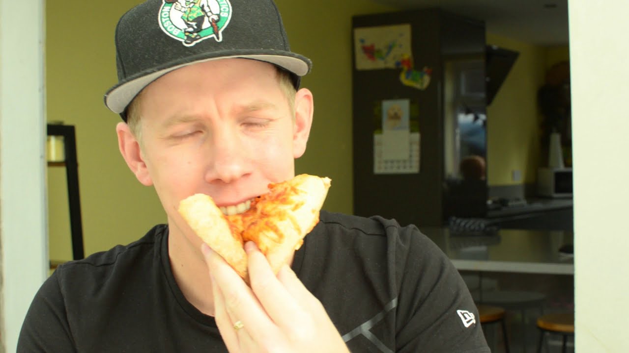 Frozen Pizza Review | Aldi | Carlos Takeaway | Cheese Feast