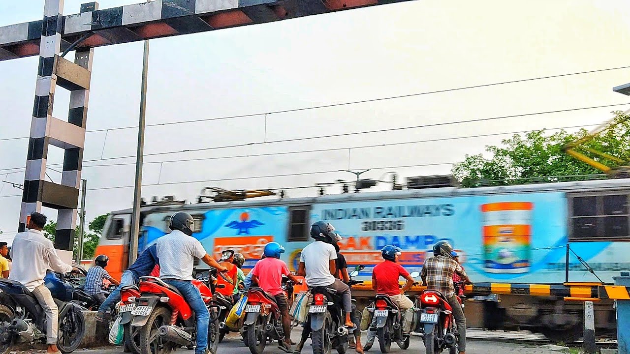 Indian 🇮🇳 Railgate Train CROSSING Part-15 | Everyone is in a hurry!!!