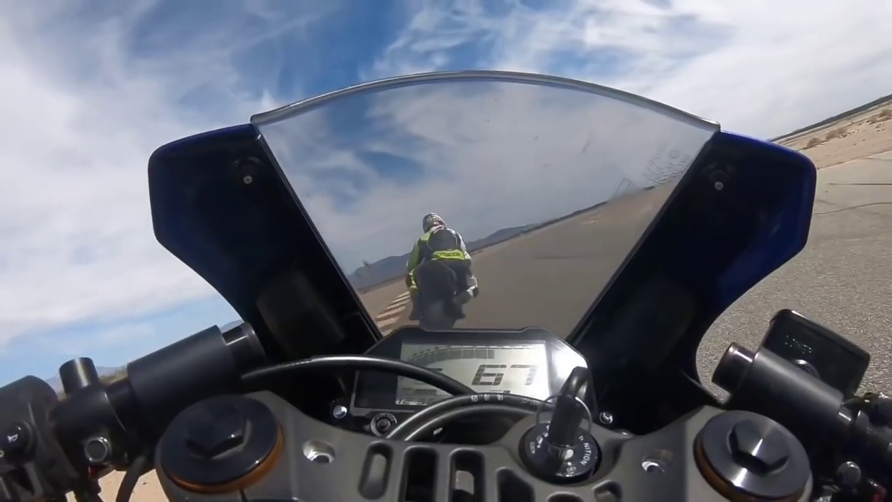 2019 Yamaha R3 battle against bigger bikes at Chuckwalla Valley Raceway