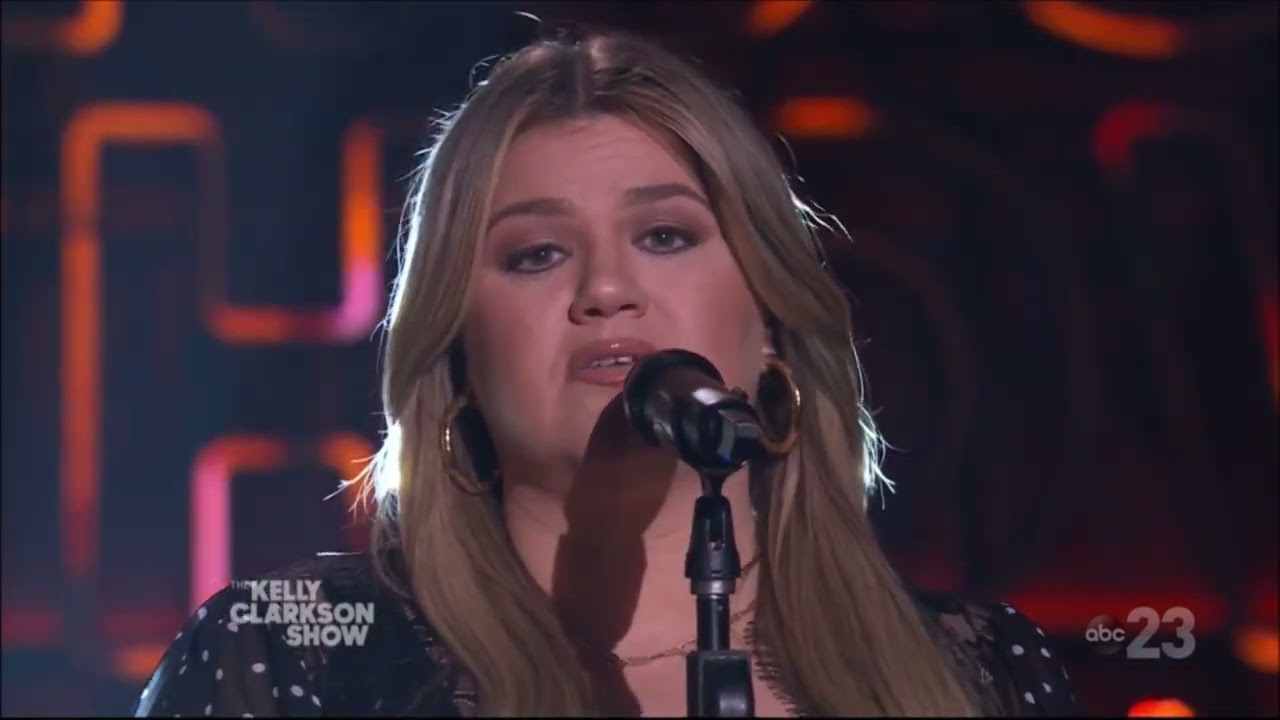 Kelly Clarkson Sings 