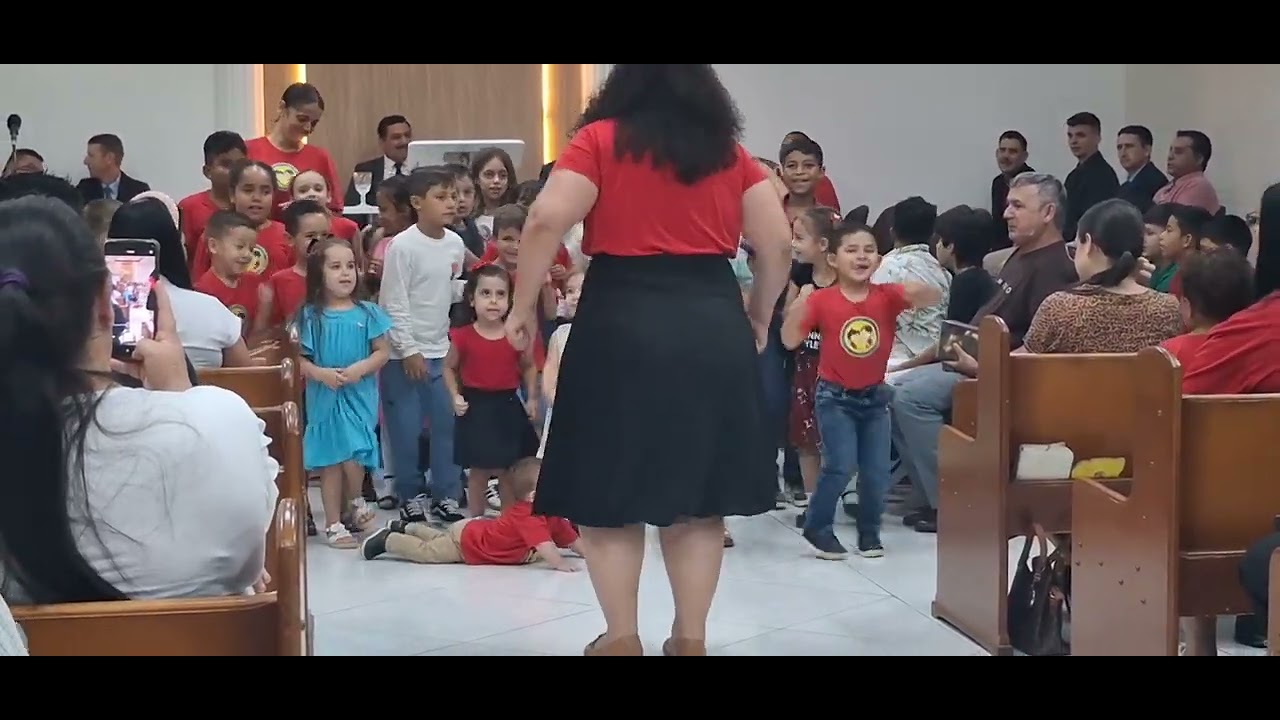 Crianças louvando Joinville 