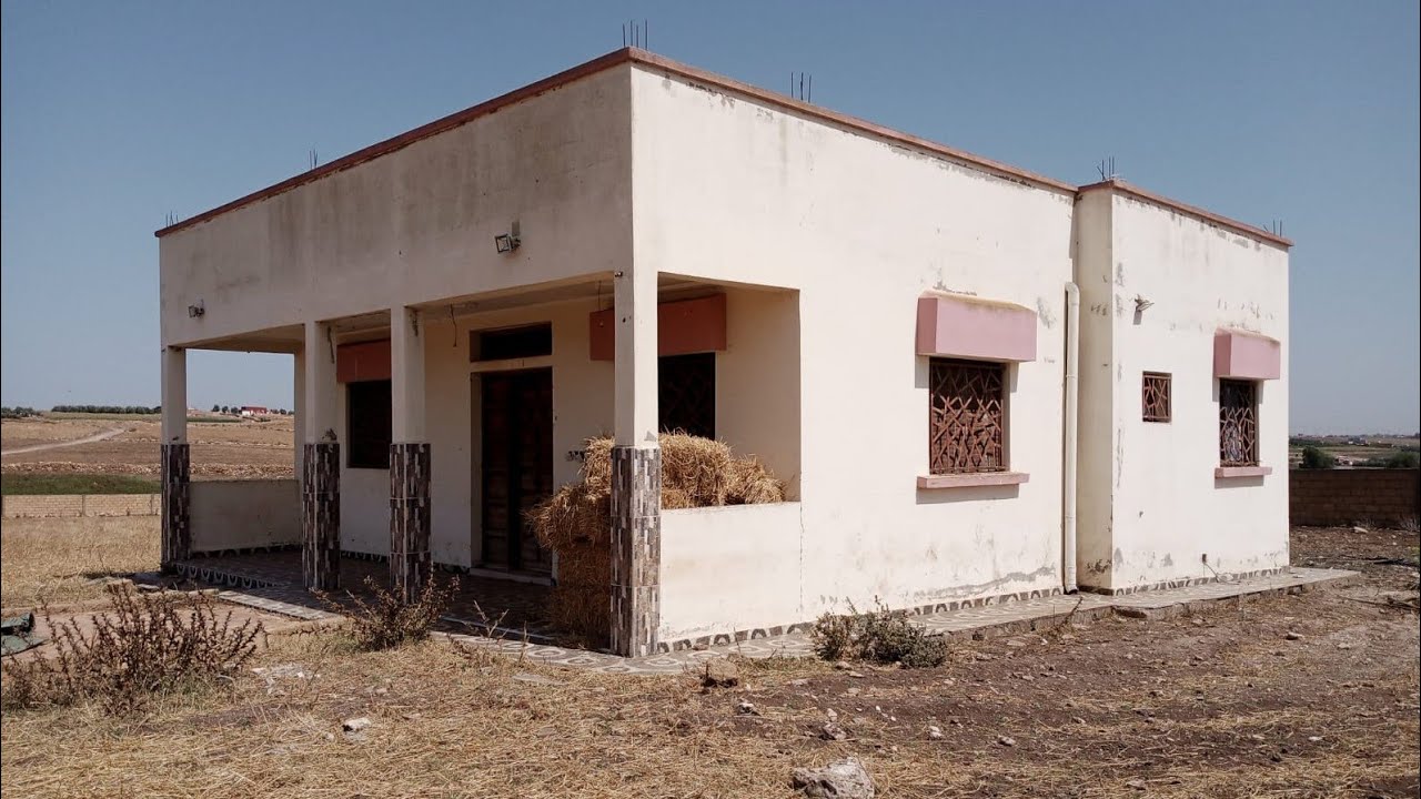 ( تم البيع )فيلا 🏡 رائعة مبنية بالترخيص مع أرض 11 خدام محفظة تيتر محاطة بالحائط كلها فيها البئر 