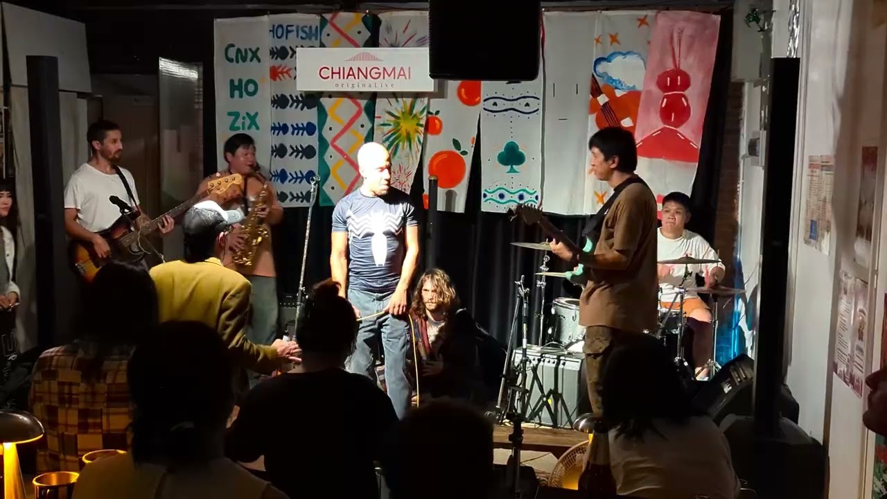 Brett spits a 5 min rap at ChiangMai OriginaLive!