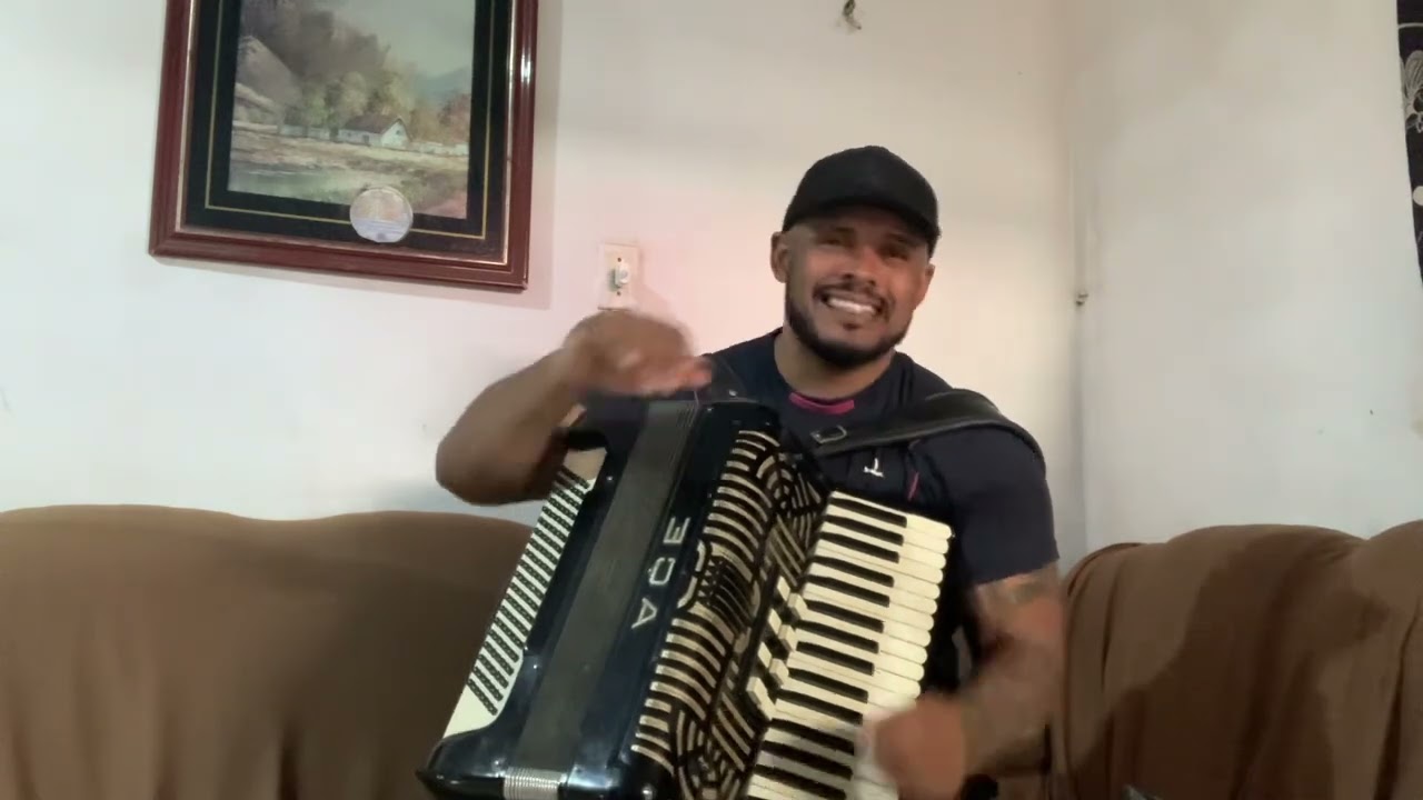 Sanfoneiro é “forçado” a cantar, mesmo sem saber!