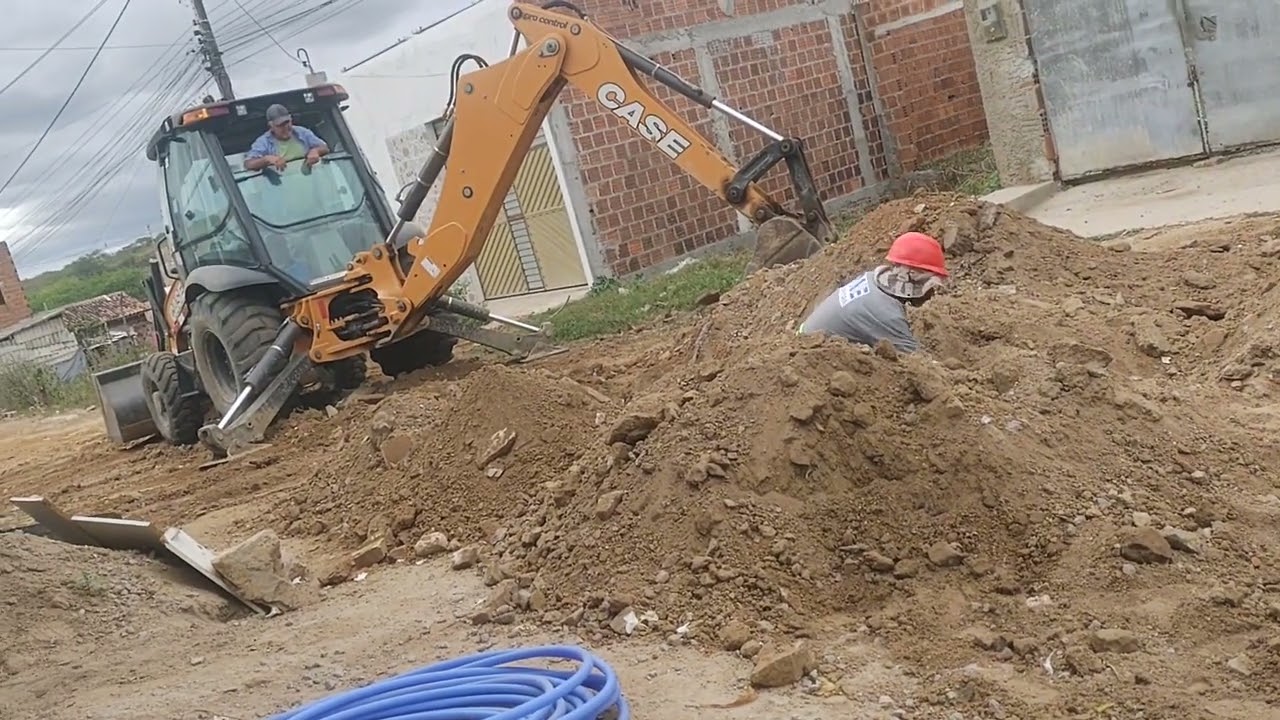 Colocando o cano mestre na Rua Maria do Carmo pontes batista