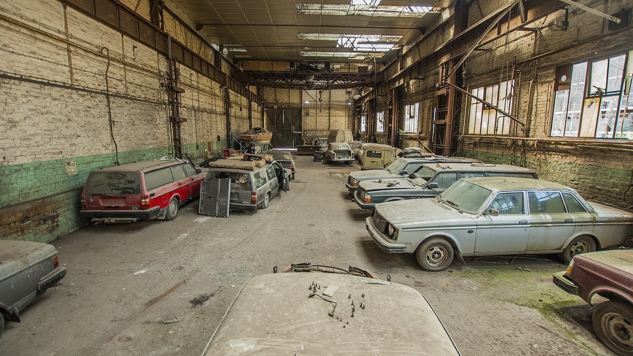Les véhicules du hangar abandonné - Urbex