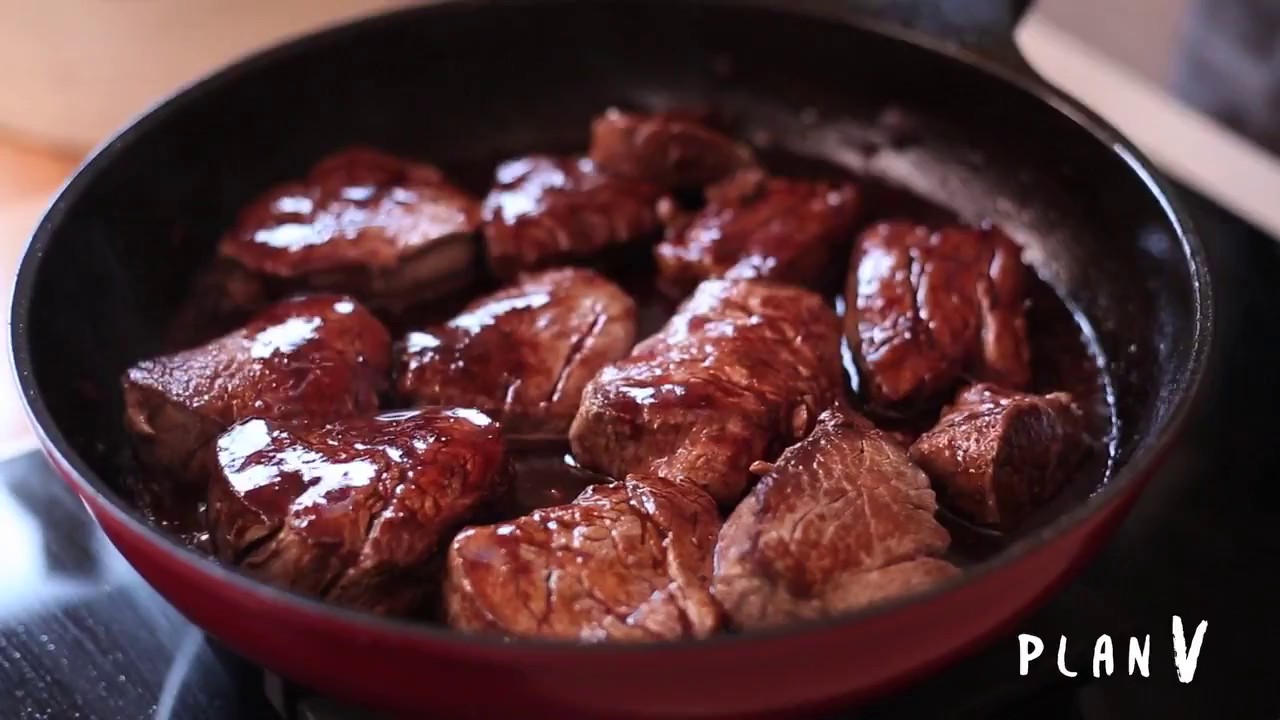 Filete al vino tinto con champiñones | Recetas Virginia Demaria