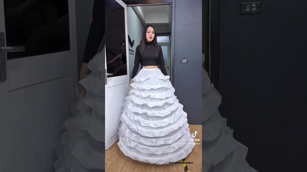 Moverse con gracia usando crinolina no es dif&iacute;cil&hellip; &iexcl;si sabes c&oacute;mo!  #quinceaneradress  #quincea&ntilde;era