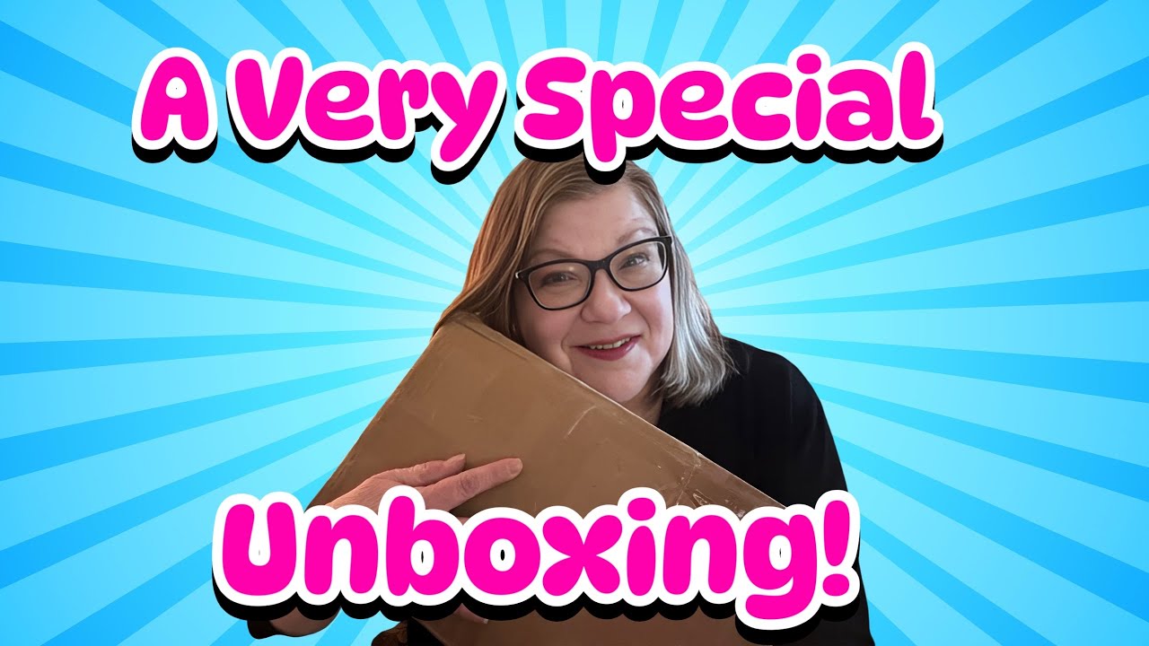 A Very Special Episode!  Unboxing My First Blythe!