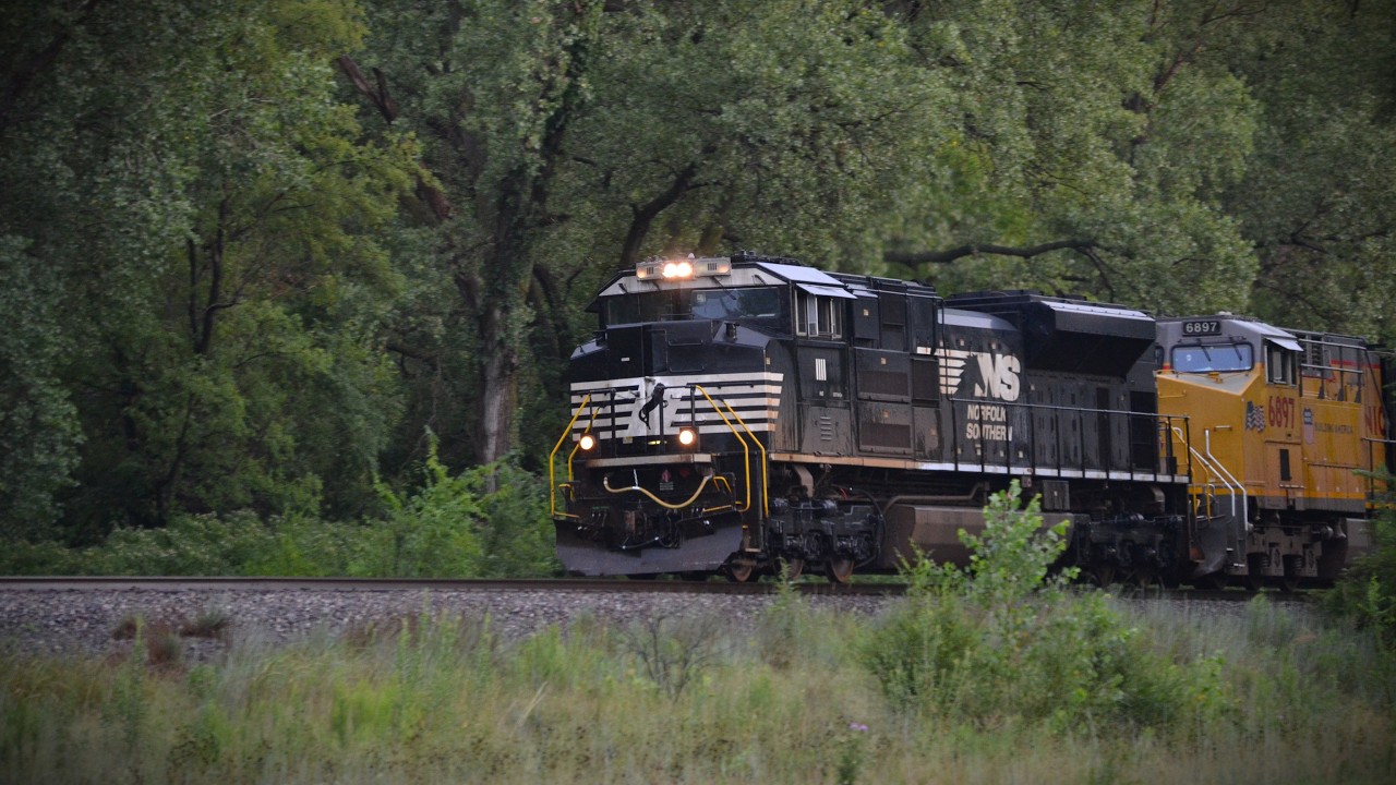 NS 1111 accelerates into Medora, KS leading UP ILBG4 and Horn Show | 8/19/2025