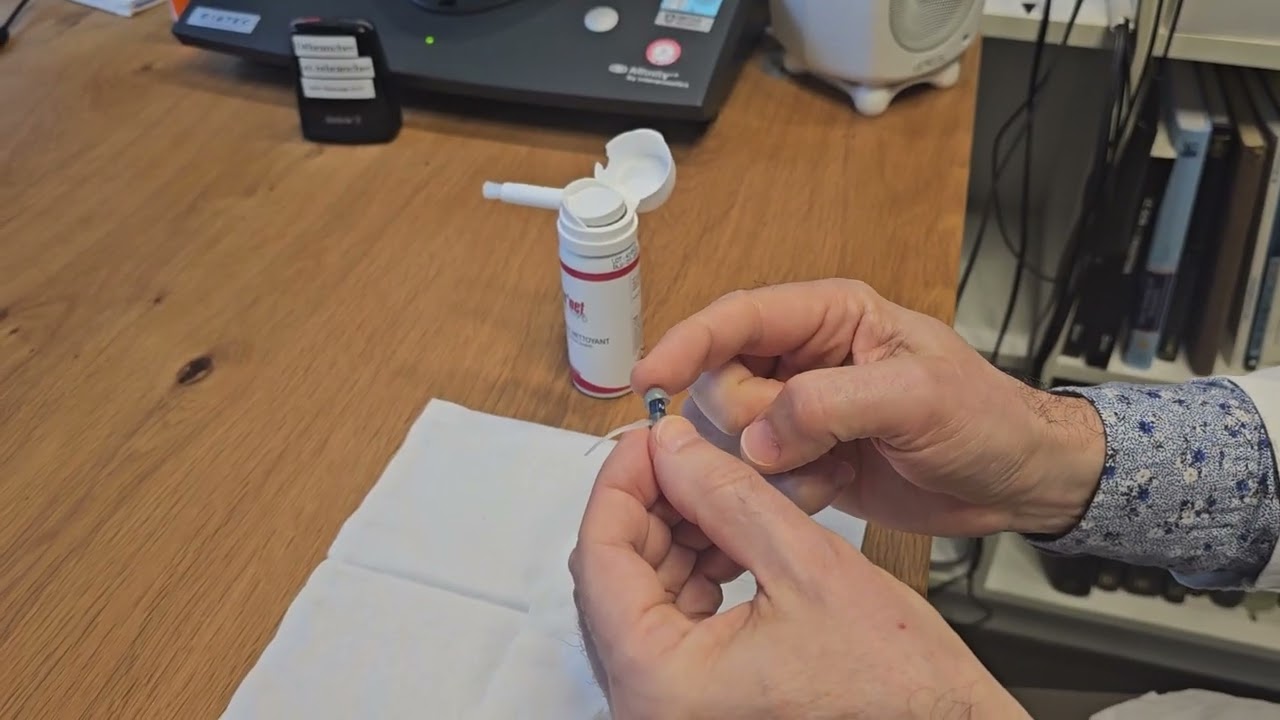 Nettoyage de l'écouteur d'une aide auditive avec un spray doté d'une brosse